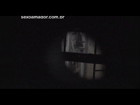 ❤️ Blondie, içi boş kərpiclərin arxasında gizlənmiş bir məhəllə voyeur tərəfindən gizli şəkildə videoya çəkilir Porno pornoda az.sexafinkarasskaz.ru ﹏